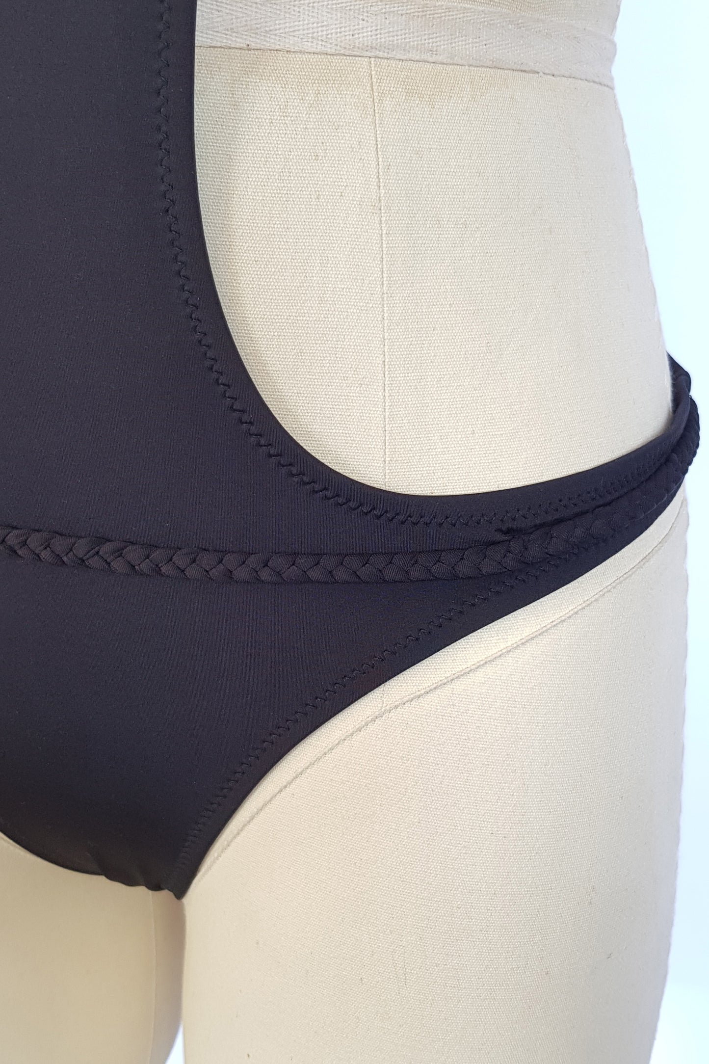 בגד ים שלם גיטרה מונוקיני שחור