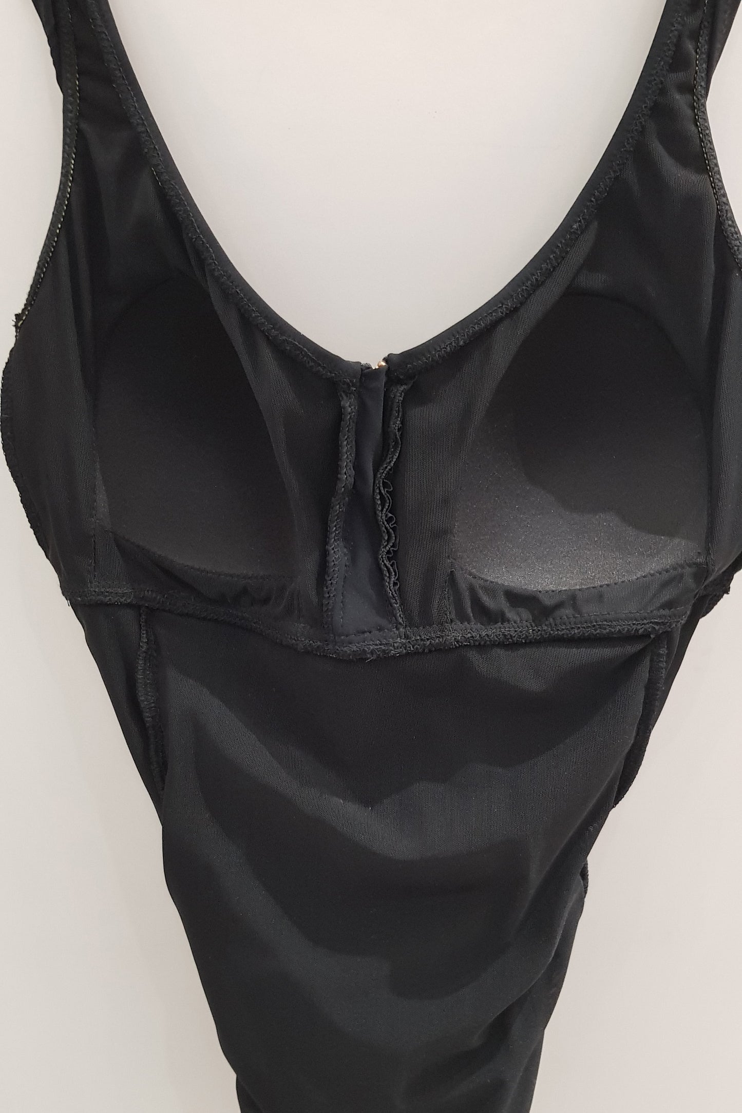 בגד ים שלם מחטב קים שחור